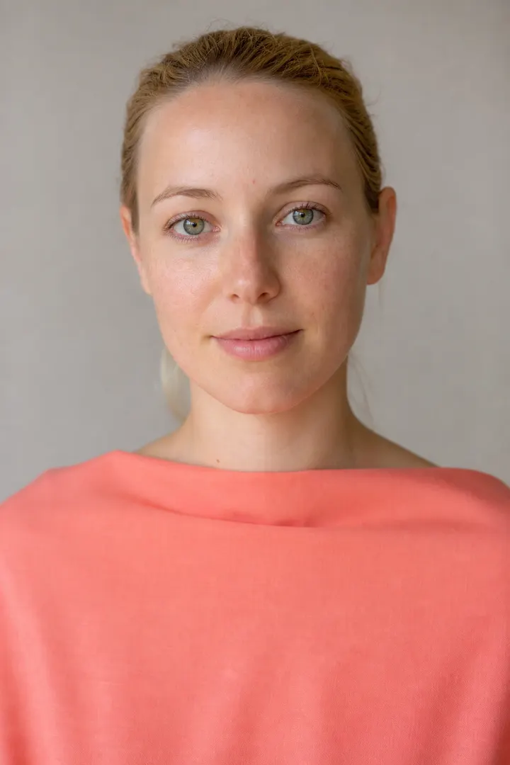 Illustration portrait: a woman draped in light coral, a color of the Light Spring palette.