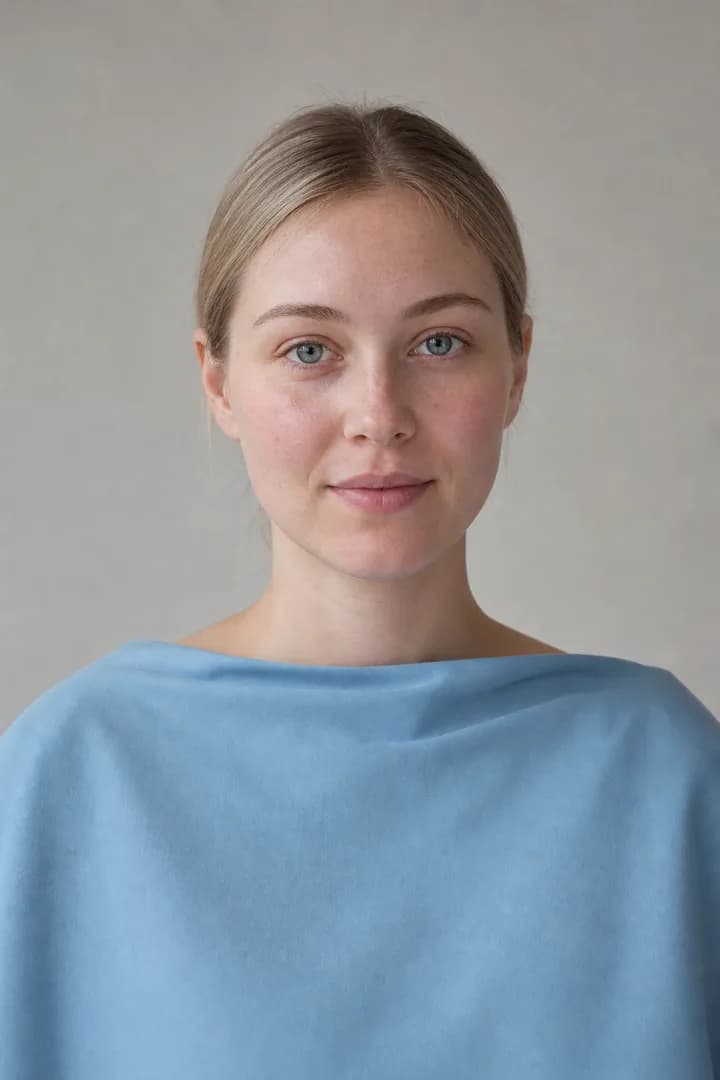 Portrait d’illustration : une femme drapée de bleu horizon, une couleur de la palette Été clair.